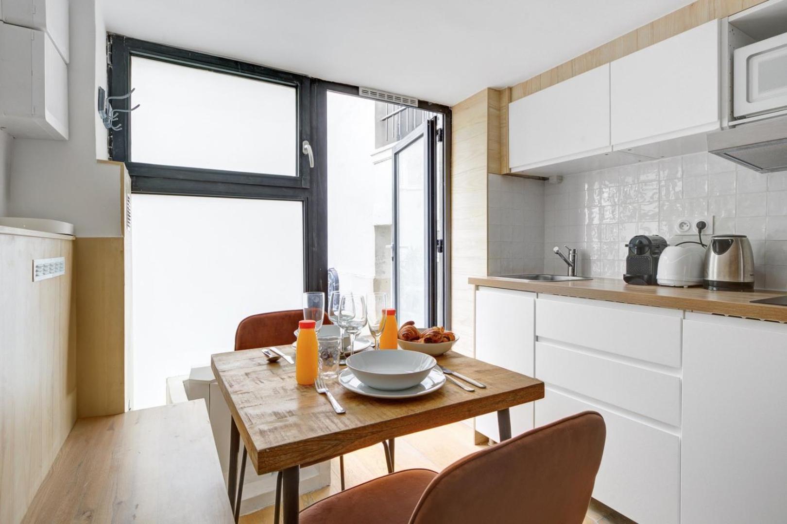 204 Coco - Superb In Parijs